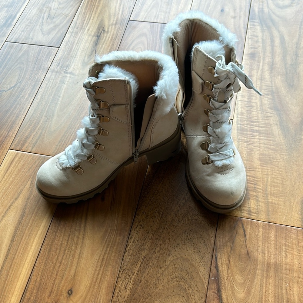 NWOT Kids size 4 booties with fur trim